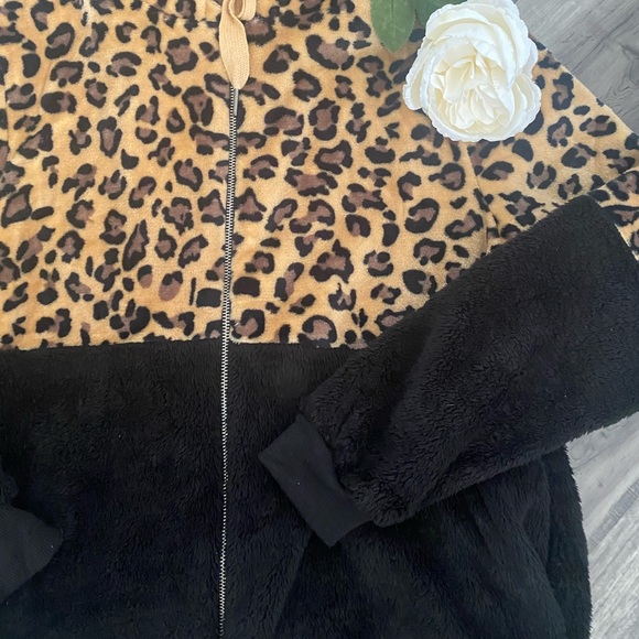 NWT Black Animal Print Fleece Pullover Hoodie Women's Sweater - Picture 4 of 8